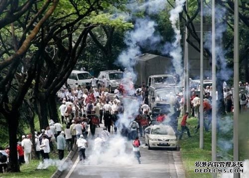 马来西亚数千示威者在首都吉隆坡与警方冲突