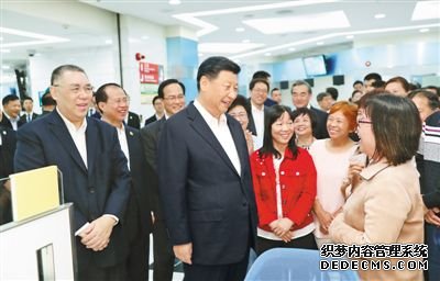 习近平视察澳门政府综合服务中心和英才学校